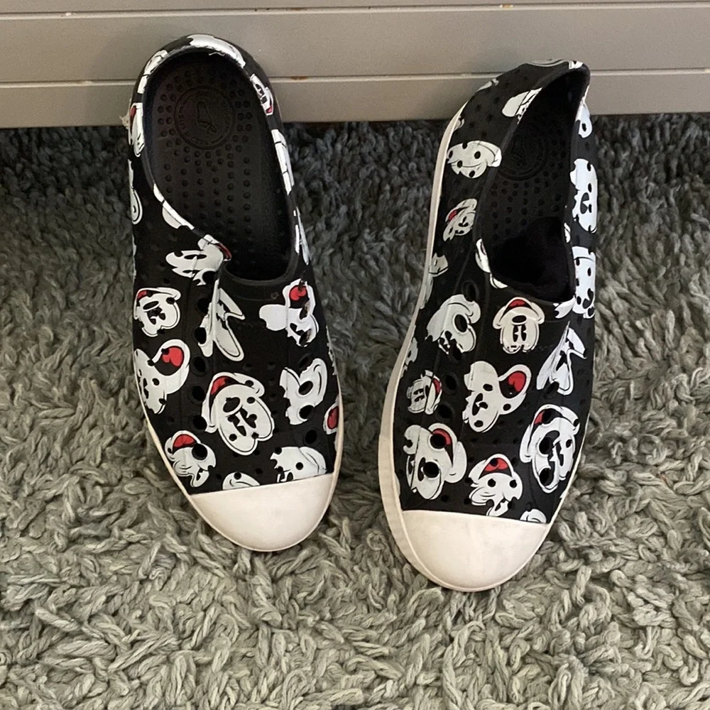 🤍🖤Native Mickey Disney slip on 🖤🤍size 3